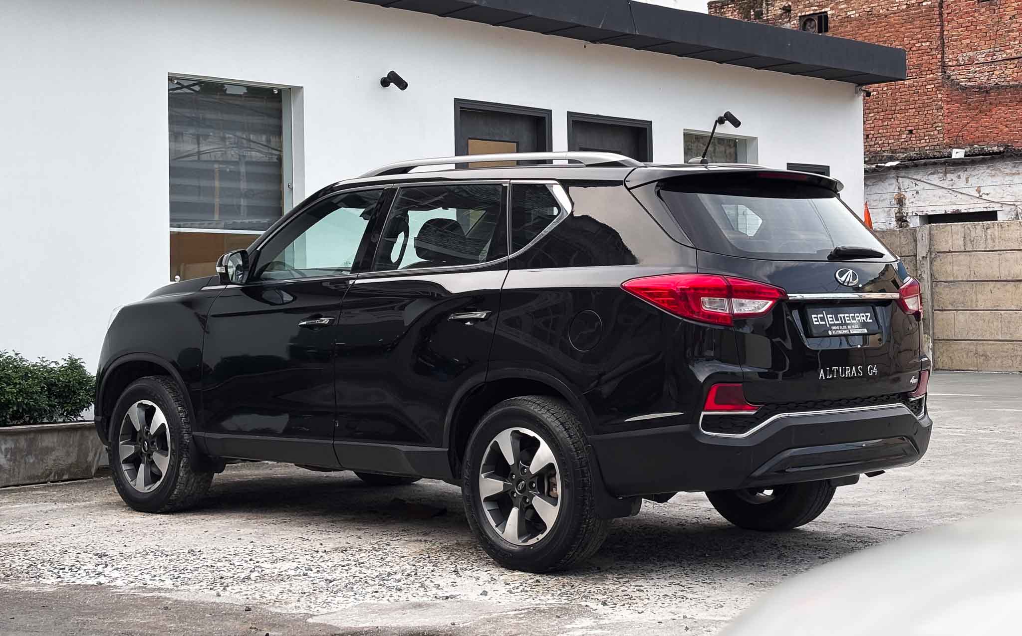 2019 Mahindra Alturas G4 4WD