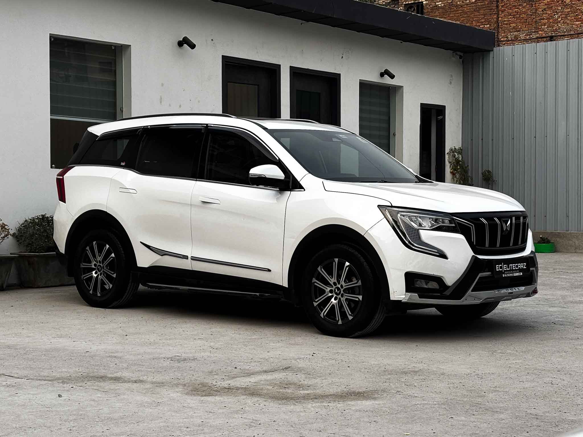 2024 Mahindra XUV700 AX7L AT