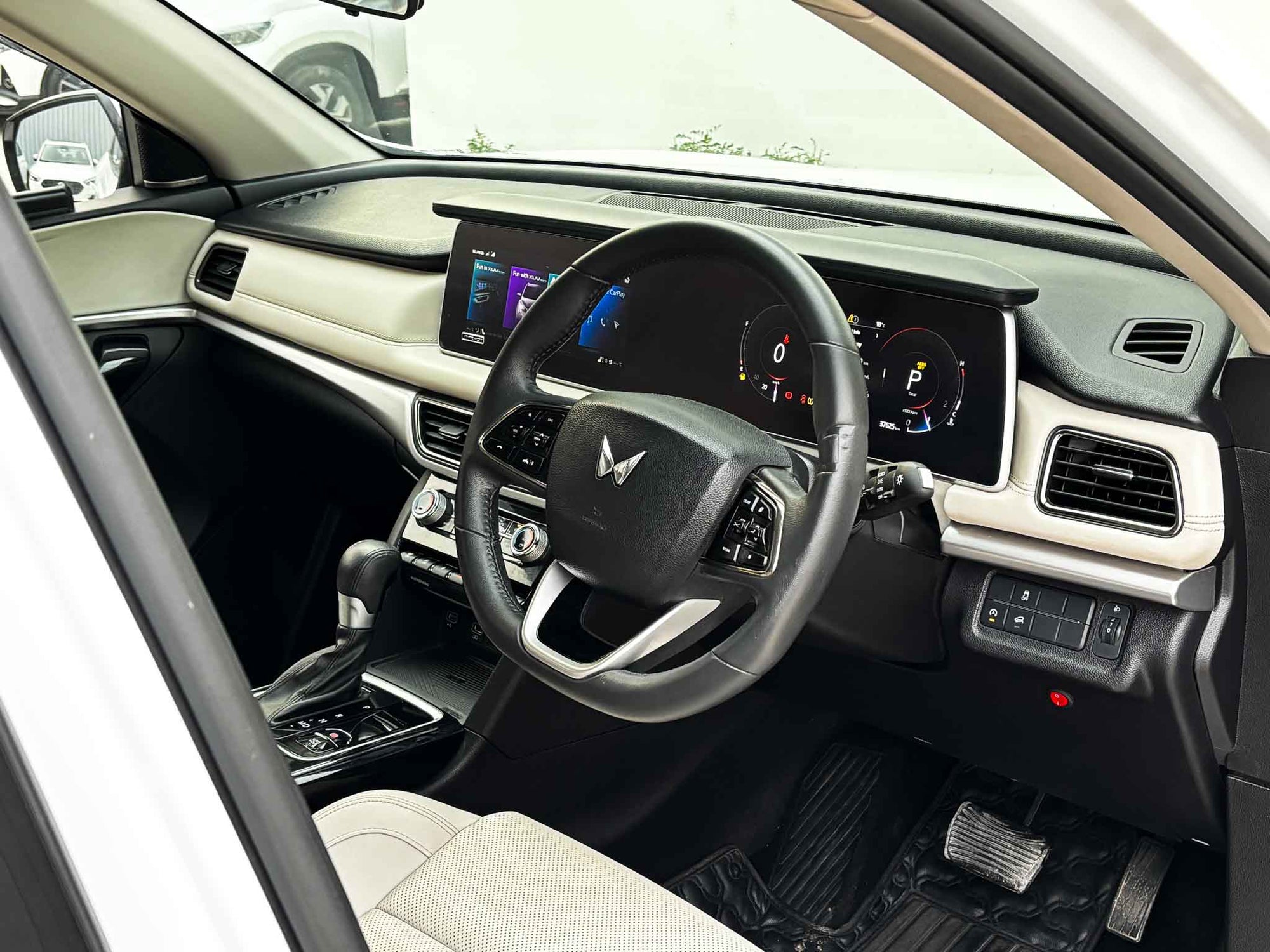 2024 Mahindra XUV700 AX7L AT