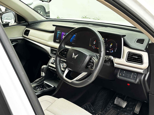2024 Mahindra XUV700 AX7L AT
