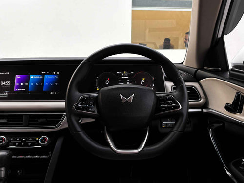 2024 Mahindra XUV700 AX7L AT