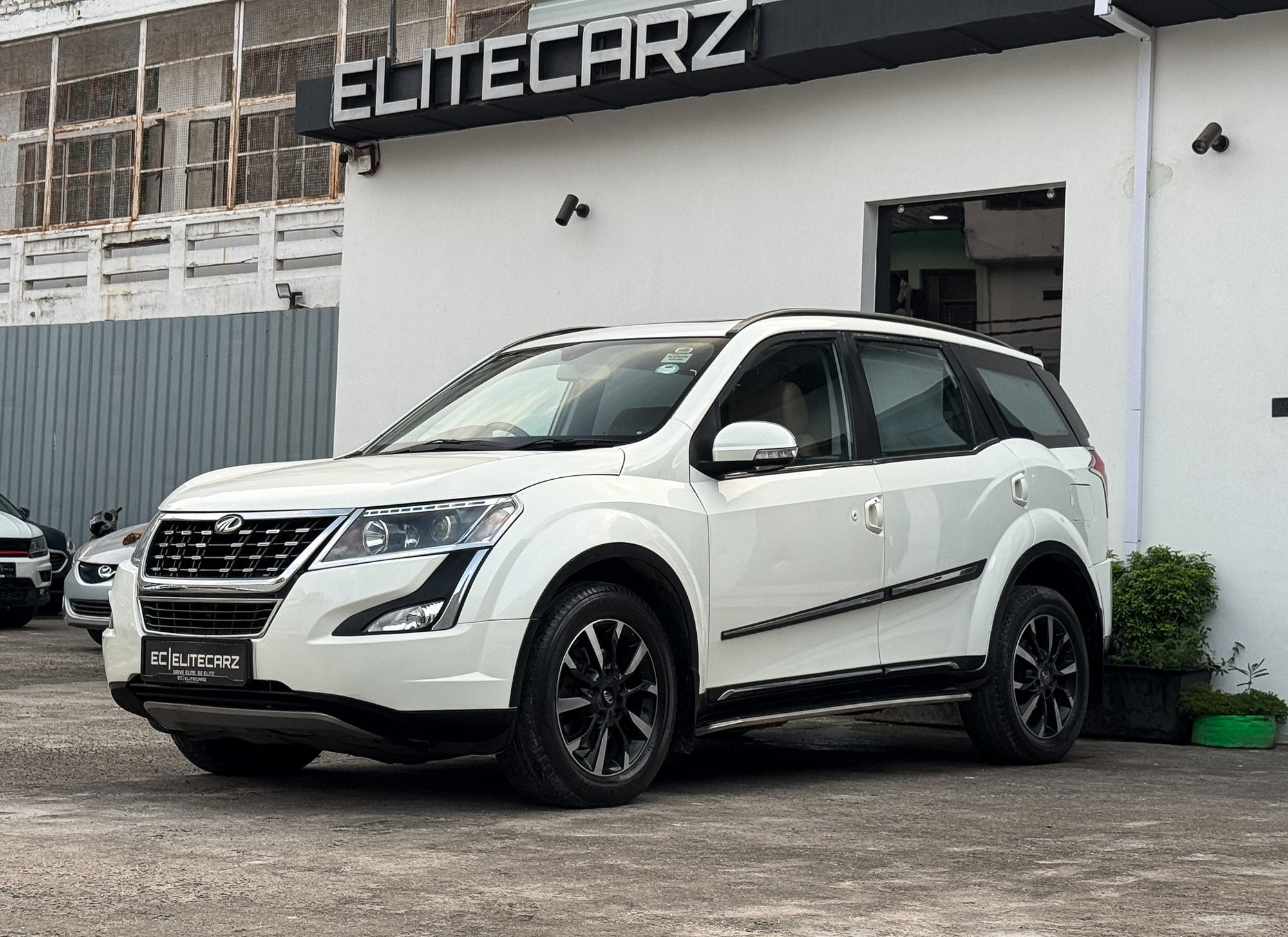 2020 Mahindra XUV500 W11 AT