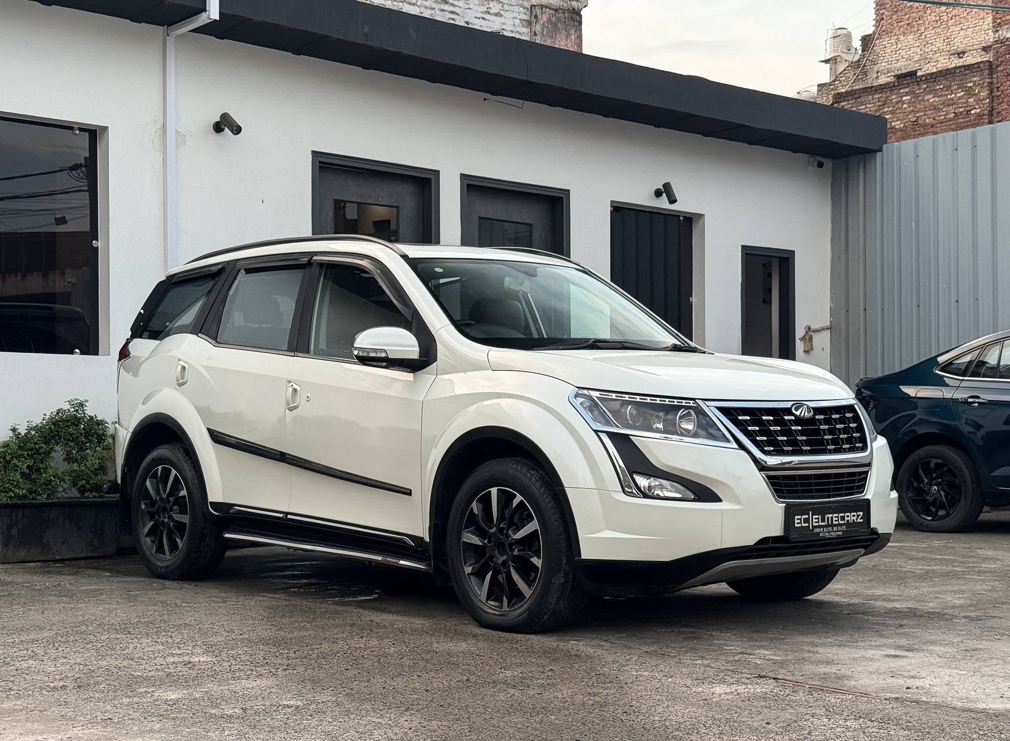 2020 Mahindra XUV500 W11 AT