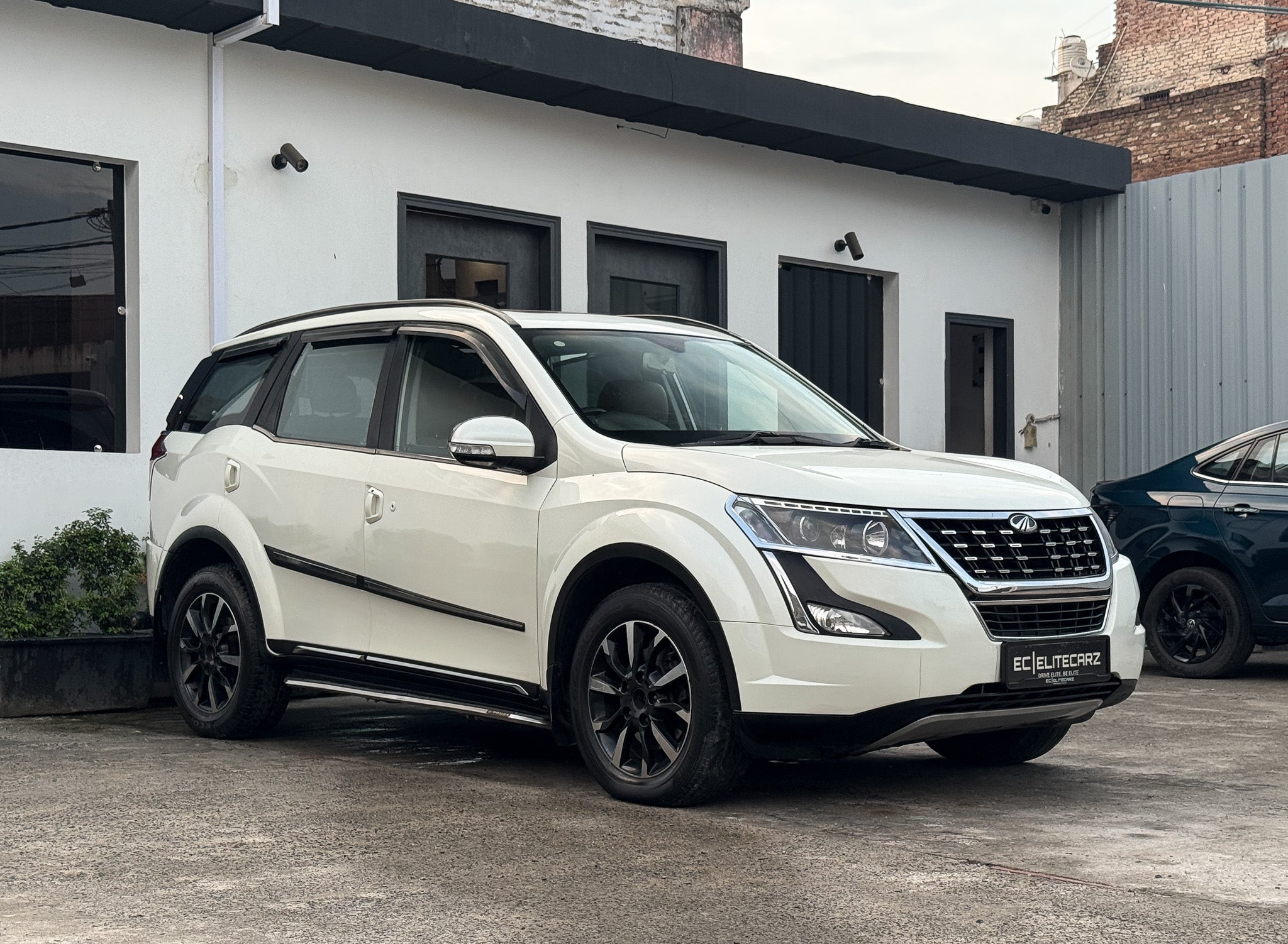 2020 Mahindra XUV500 W11 AT