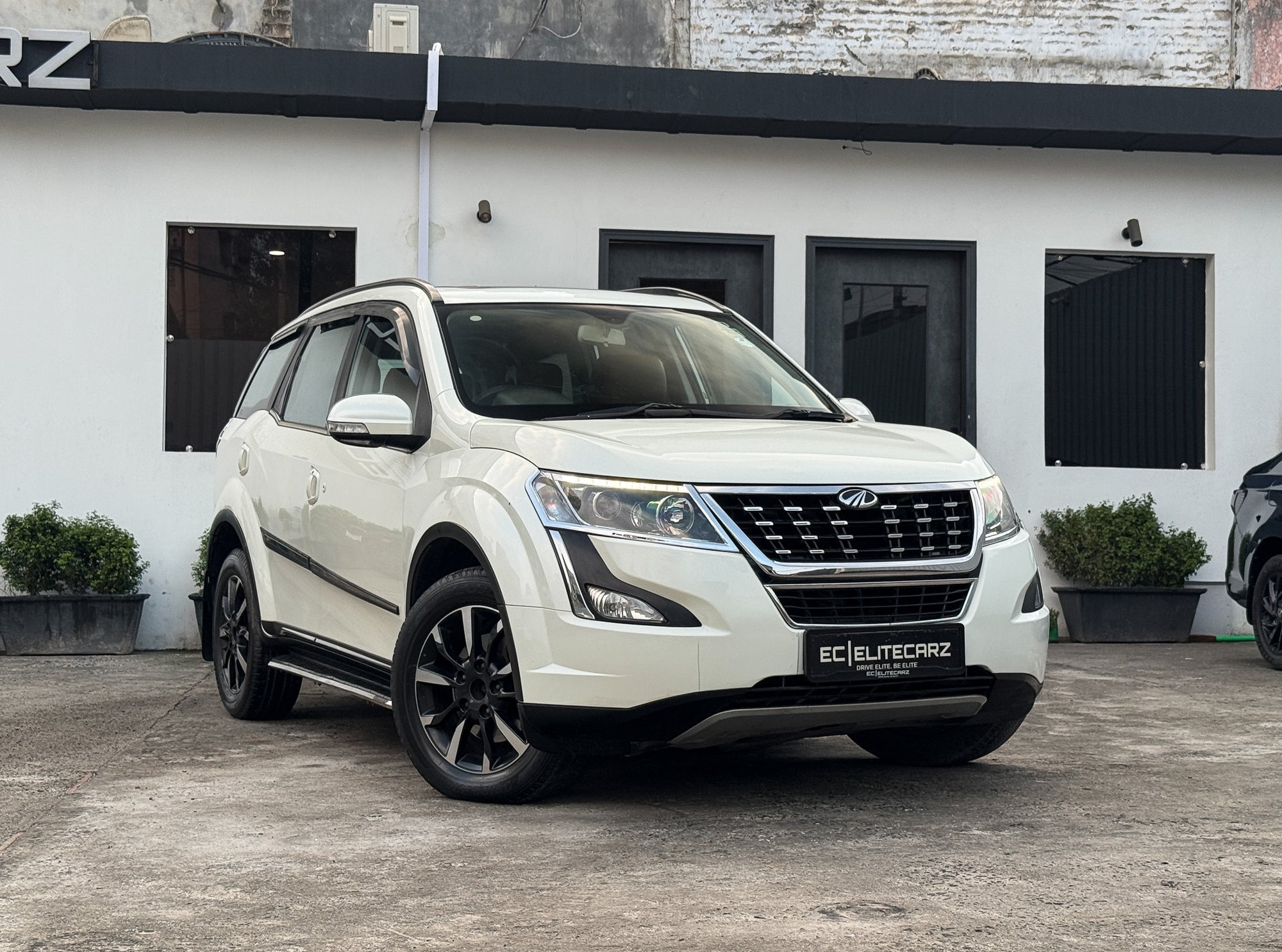 2020 Mahindra XUV500 W11 AT