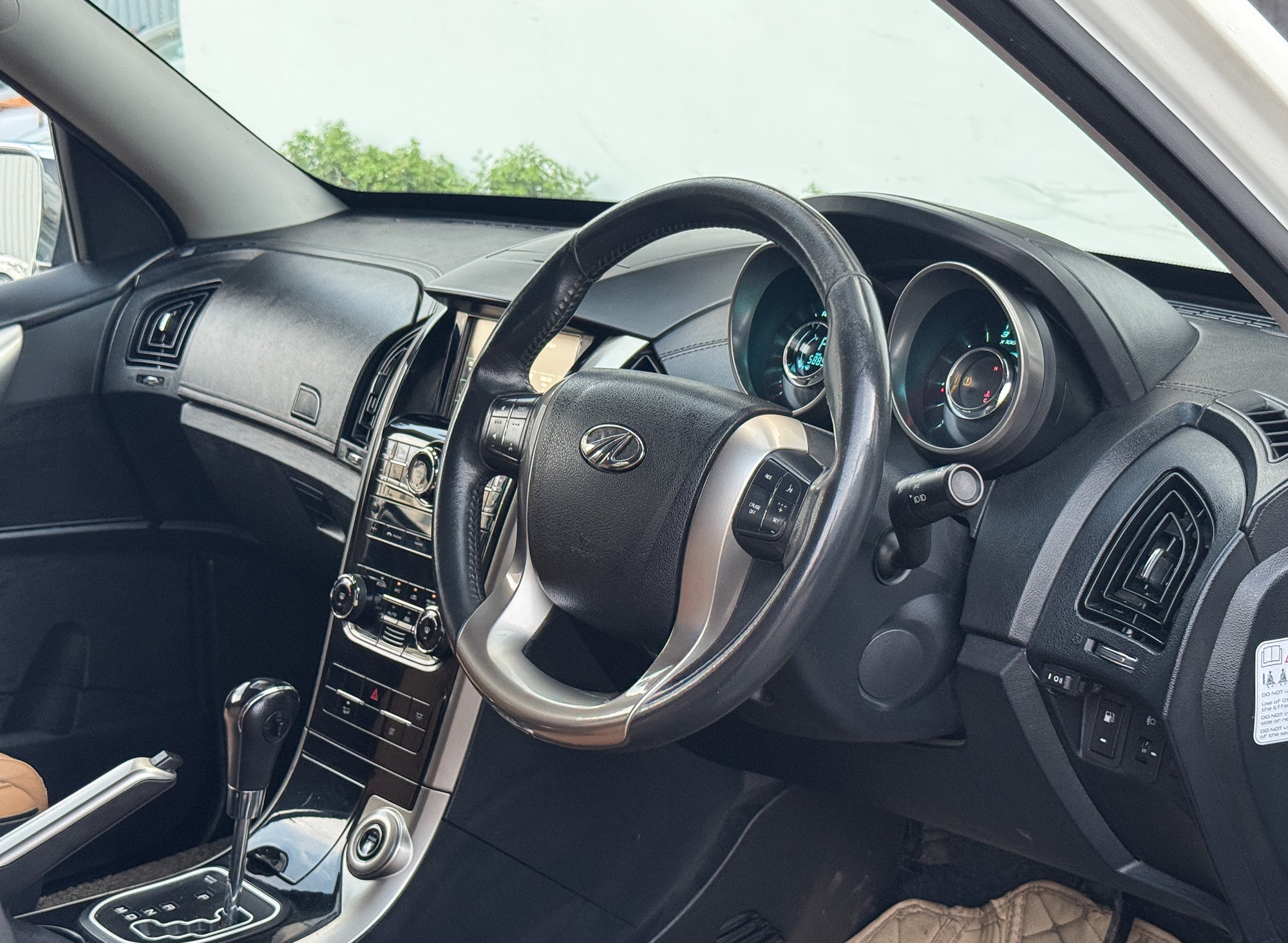 2020 Mahindra XUV500 W11 AT