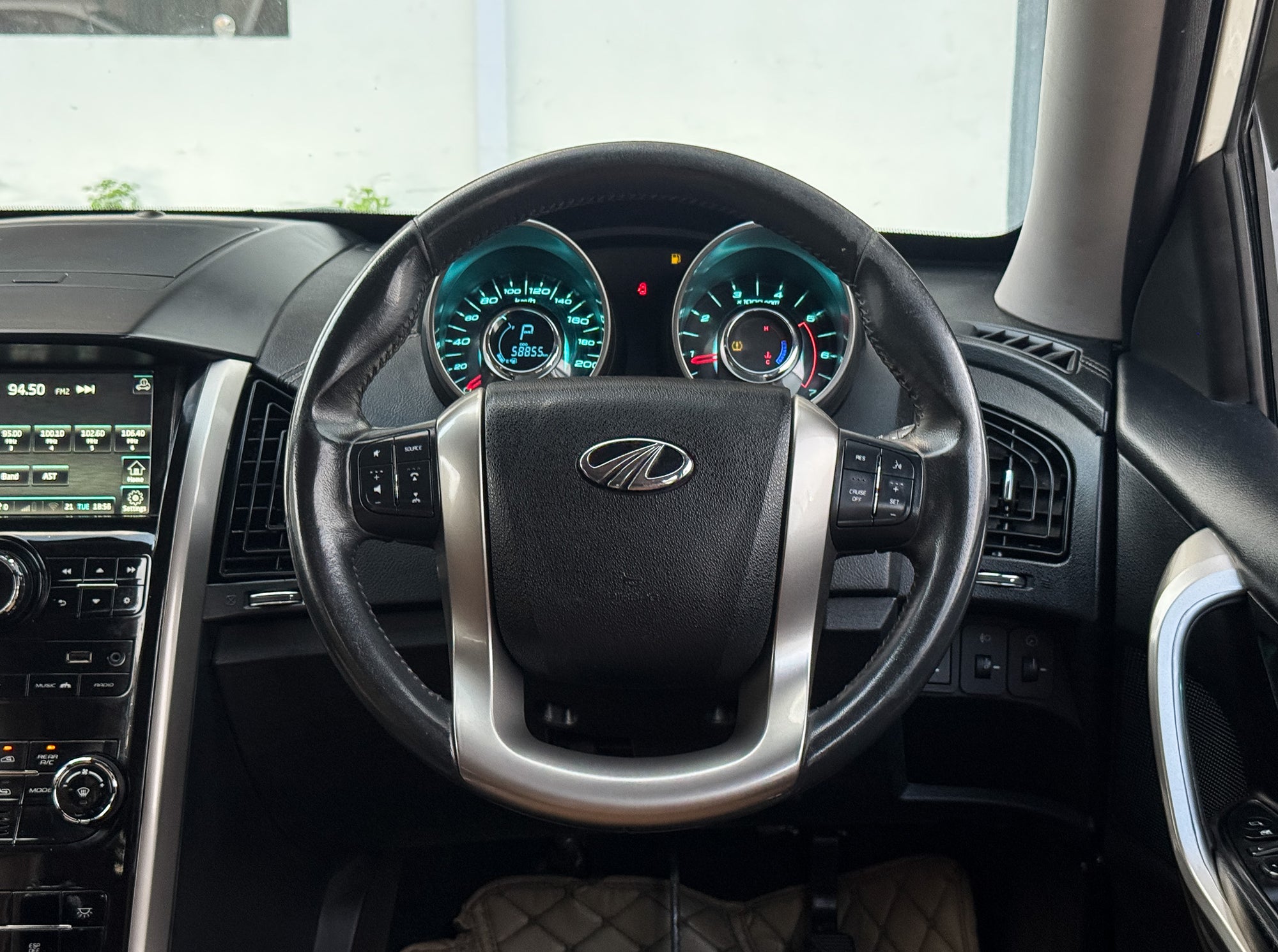 2020 Mahindra XUV500 W11 AT