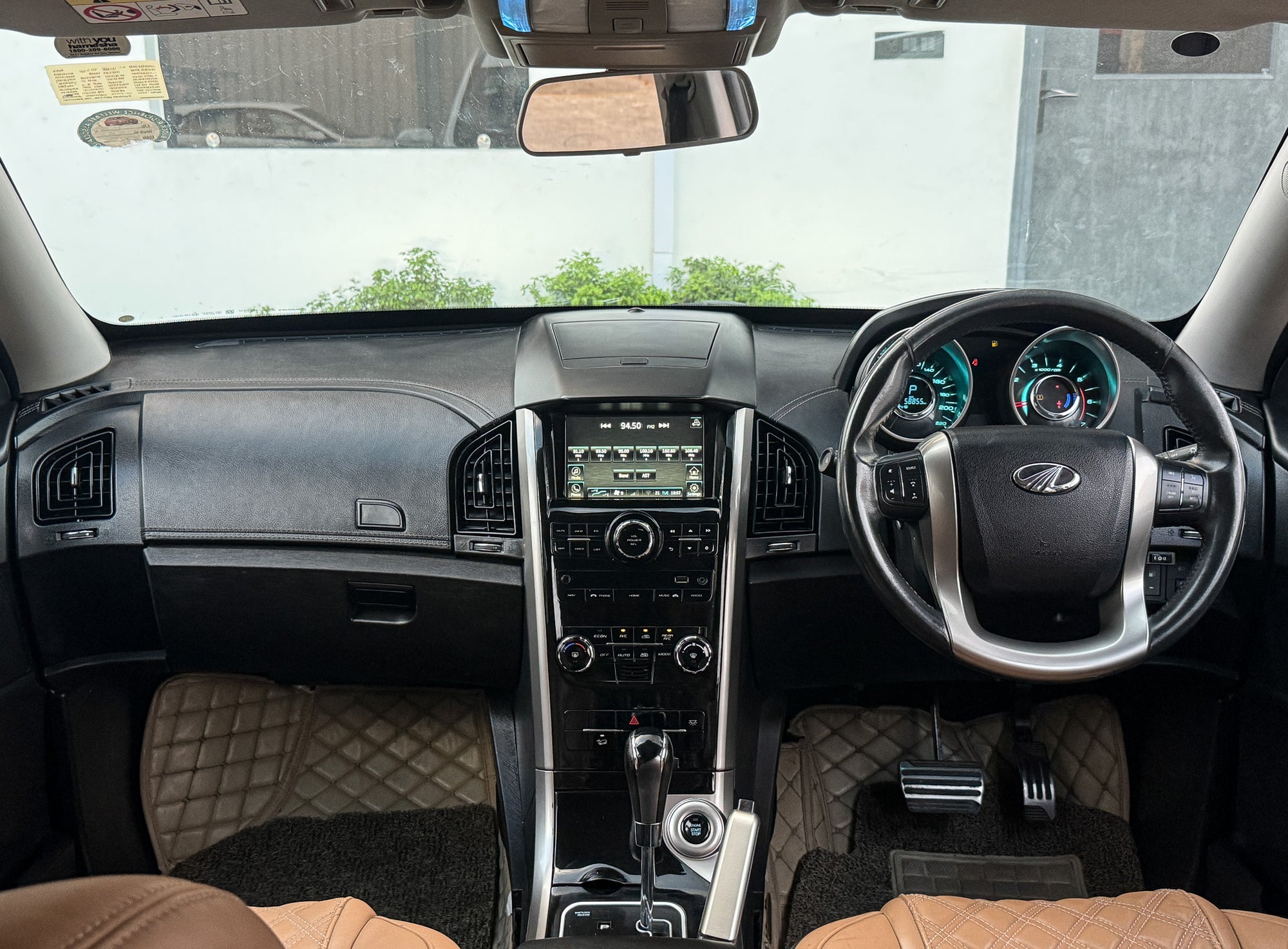 2020 Mahindra XUV500 W11 AT