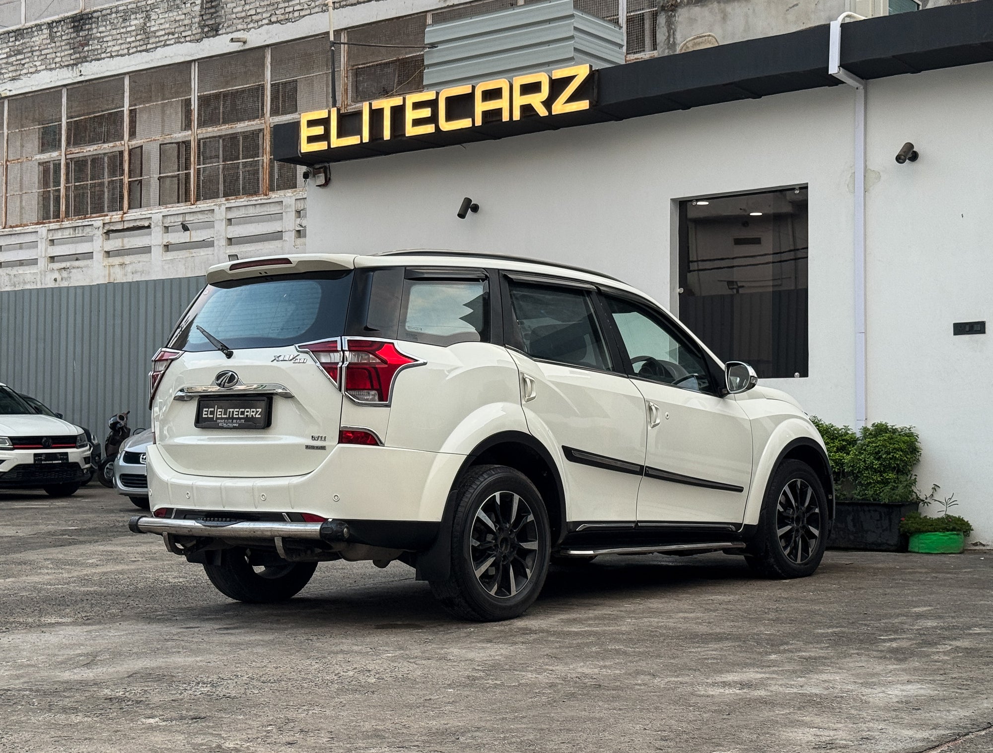 2020 Mahindra XUV500 W11 AT