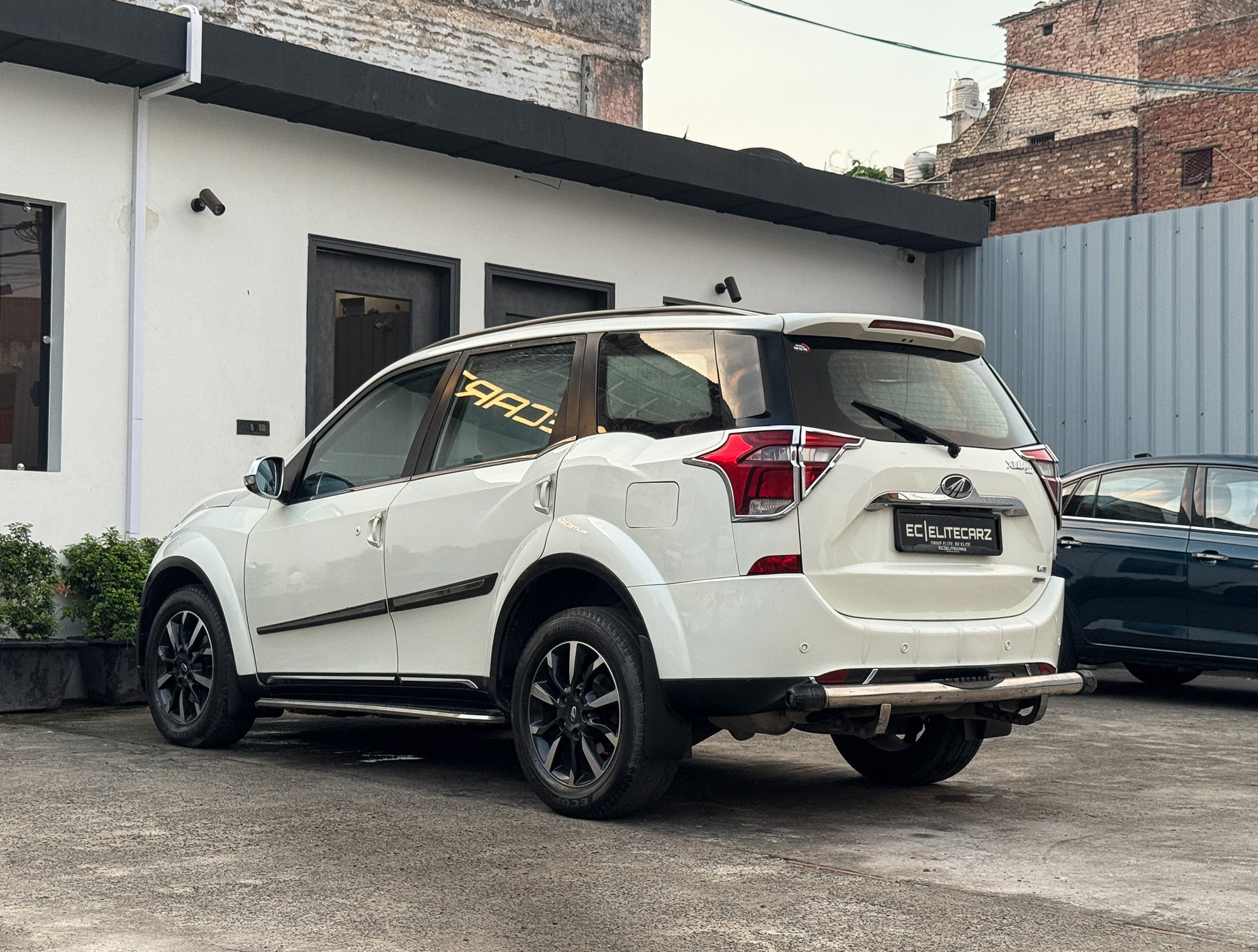 2020 Mahindra XUV500 W11 AT