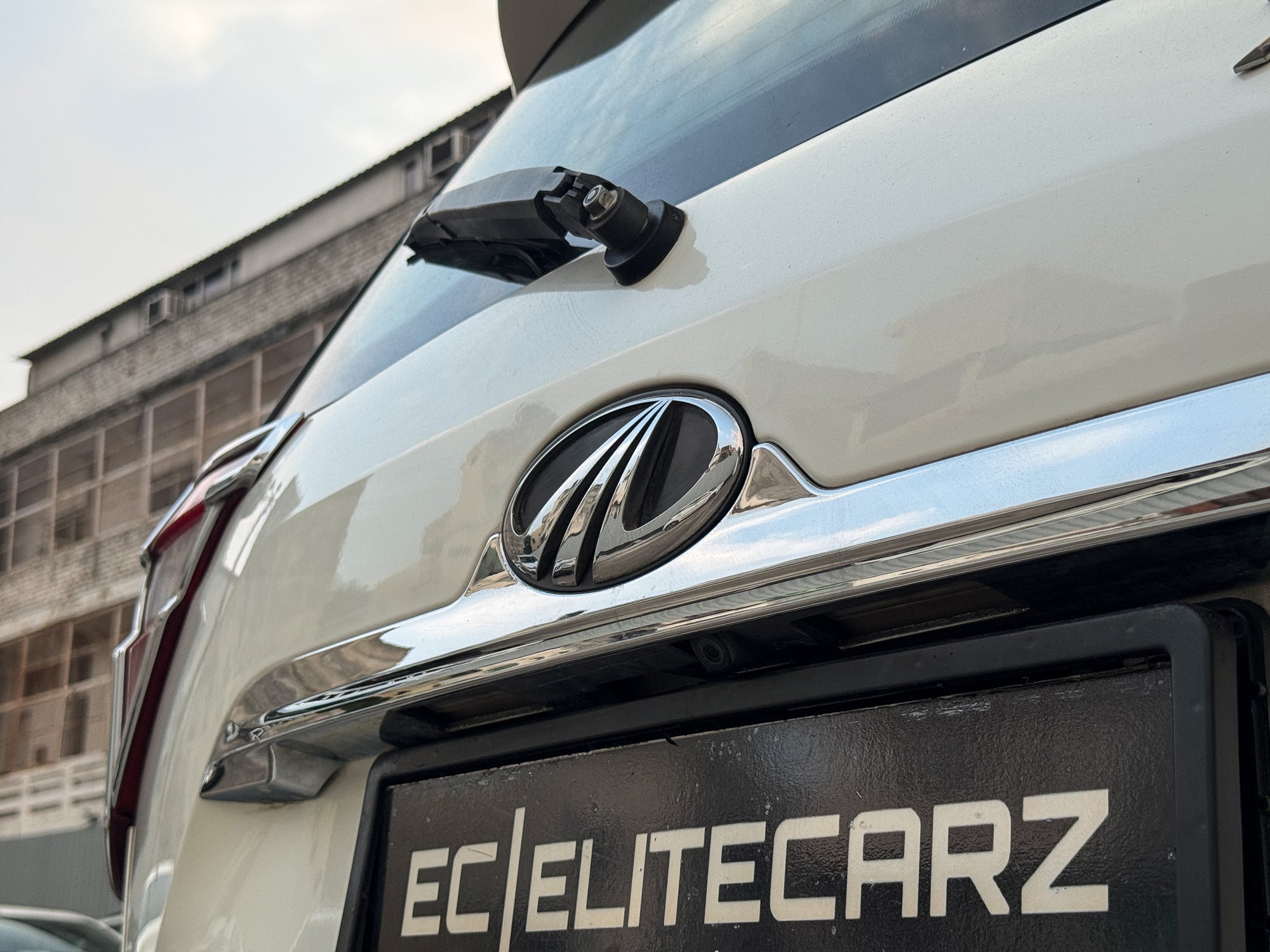 2020 Mahindra XUV500 W11 AT
