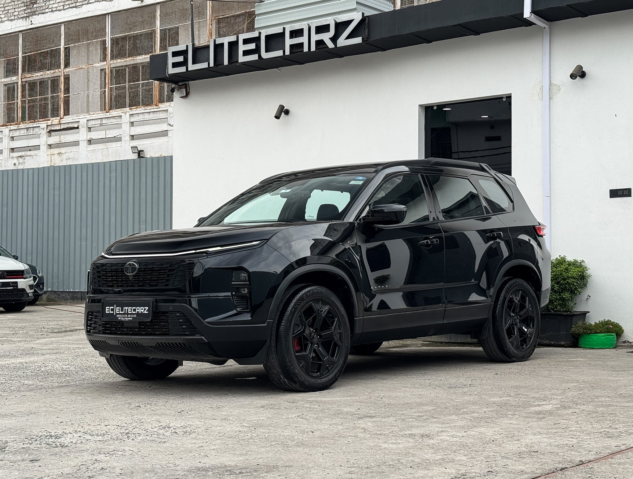 2024 Tata Safari Accomplished AT 7STR Dark Edition