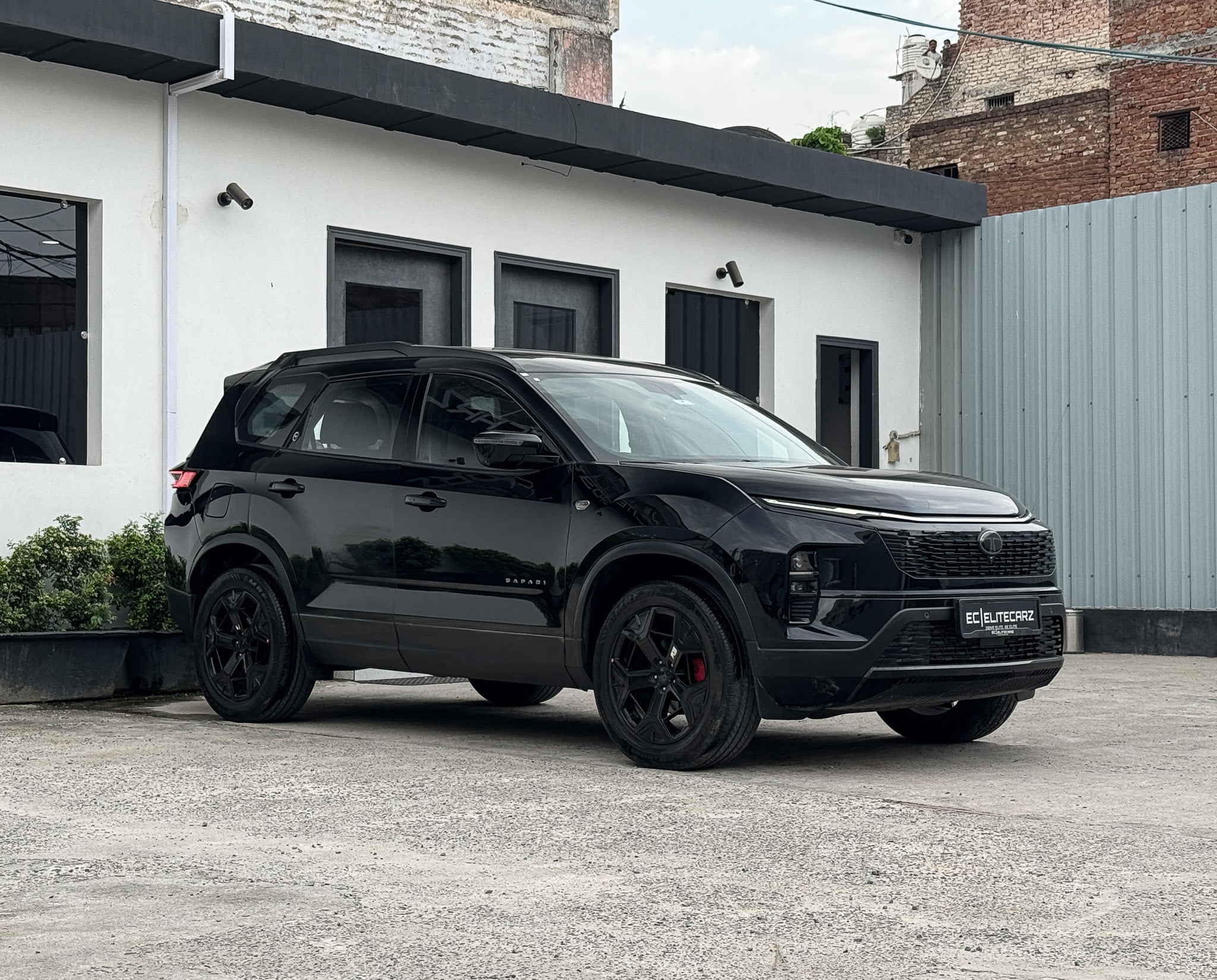 2024 Tata Safari Accomplished AT 7STR Dark Edition
