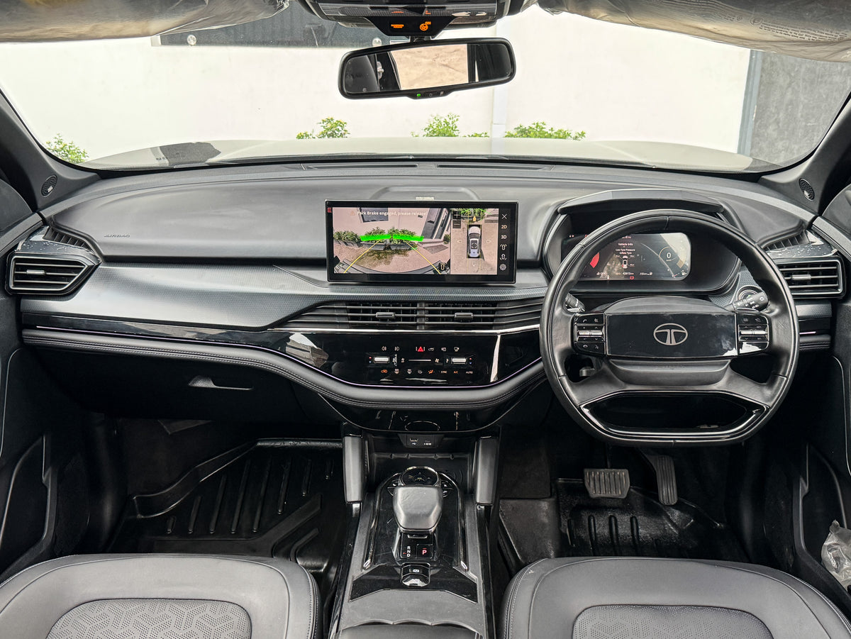 2024 Tata Safari Accomplished AT 7STR Dark Edition