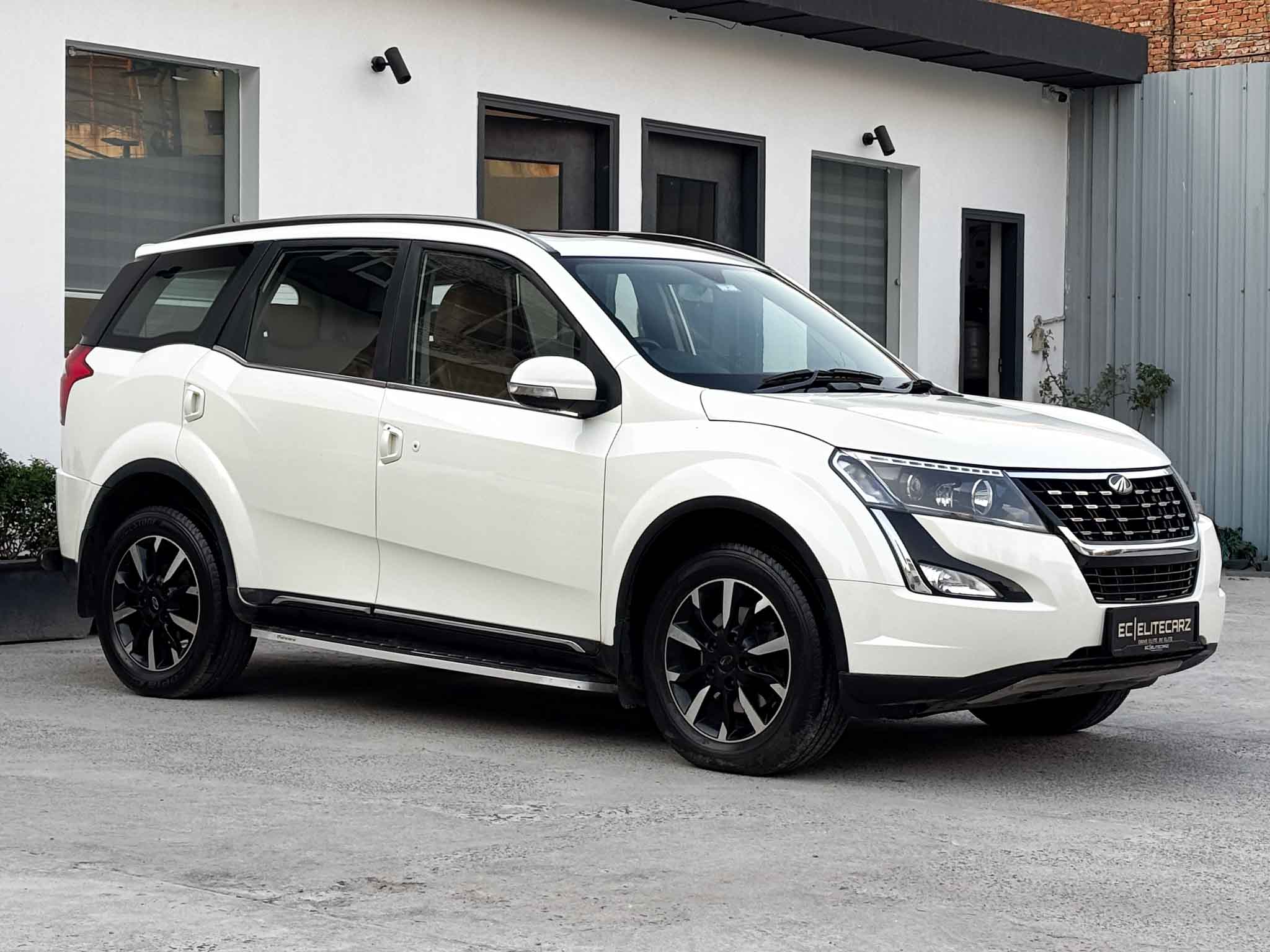 2019 Mahindra XUV 500 W11 AT