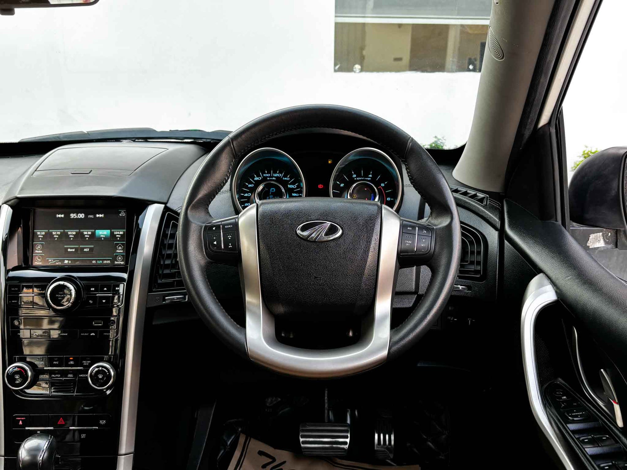 2019 Mahindra XUV 500 W11 AT