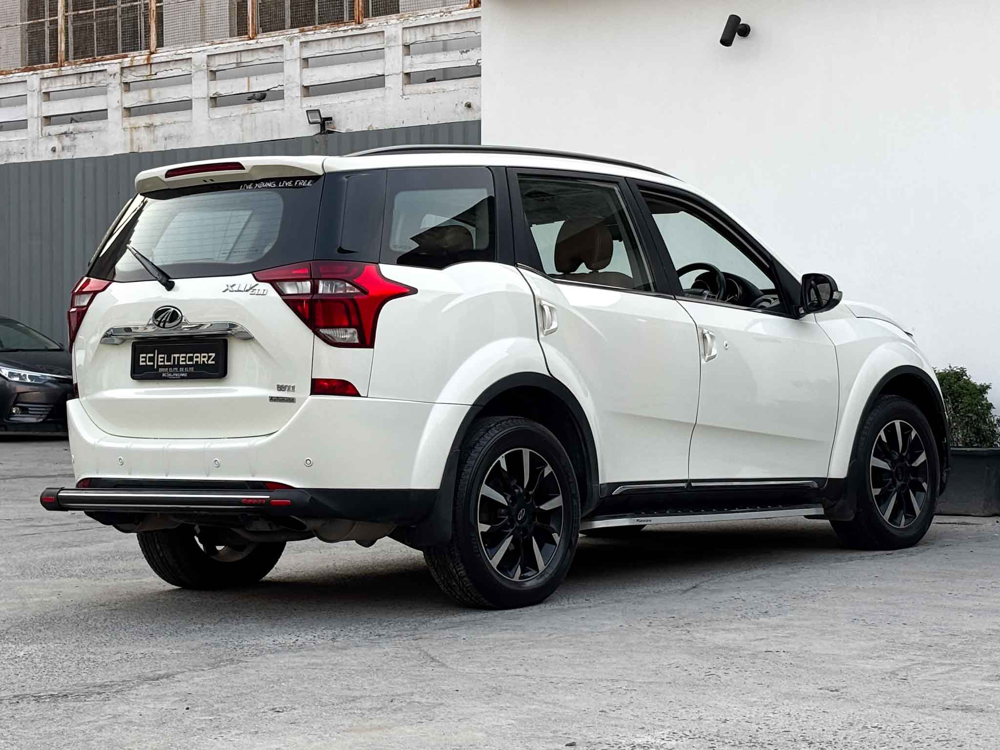 2019 Mahindra XUV 500 W11 AT