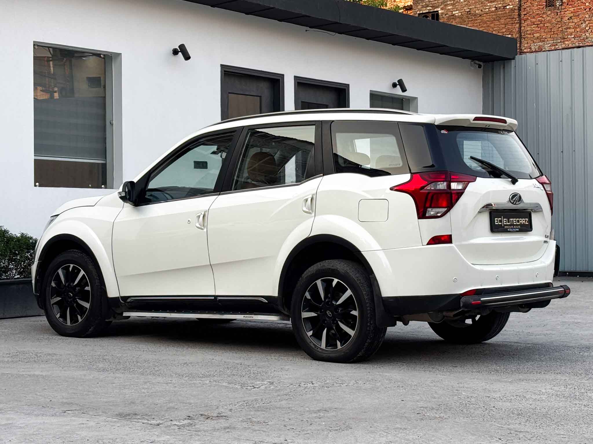 2019 Mahindra XUV 500 W11 AT