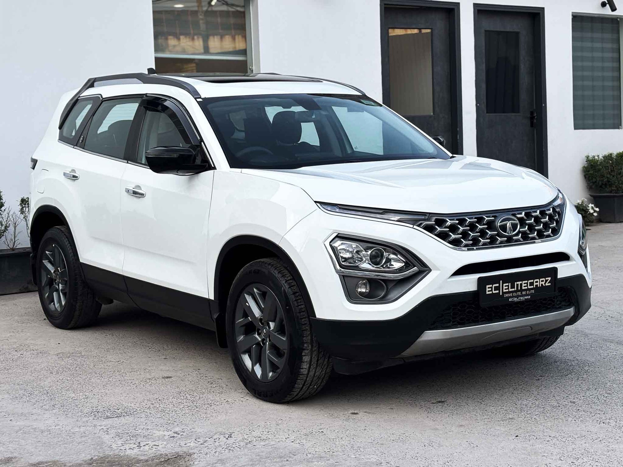2023 Tata Safari XT Plus