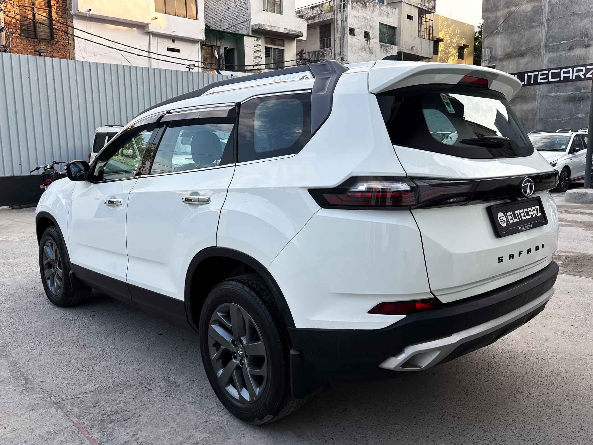 2023 Tata Safari XT Plus