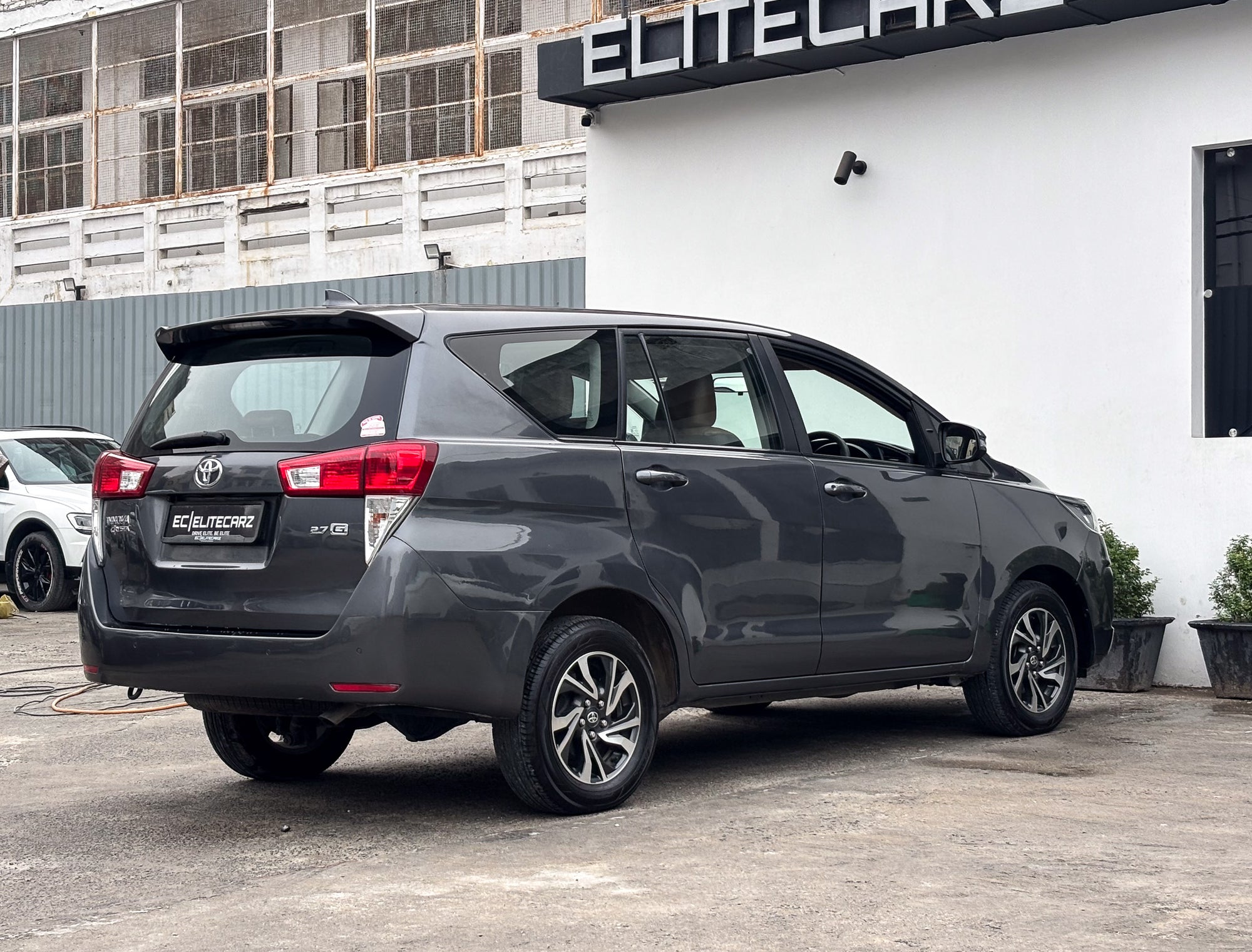 Toyota Innova Crysta 2.7 G AT