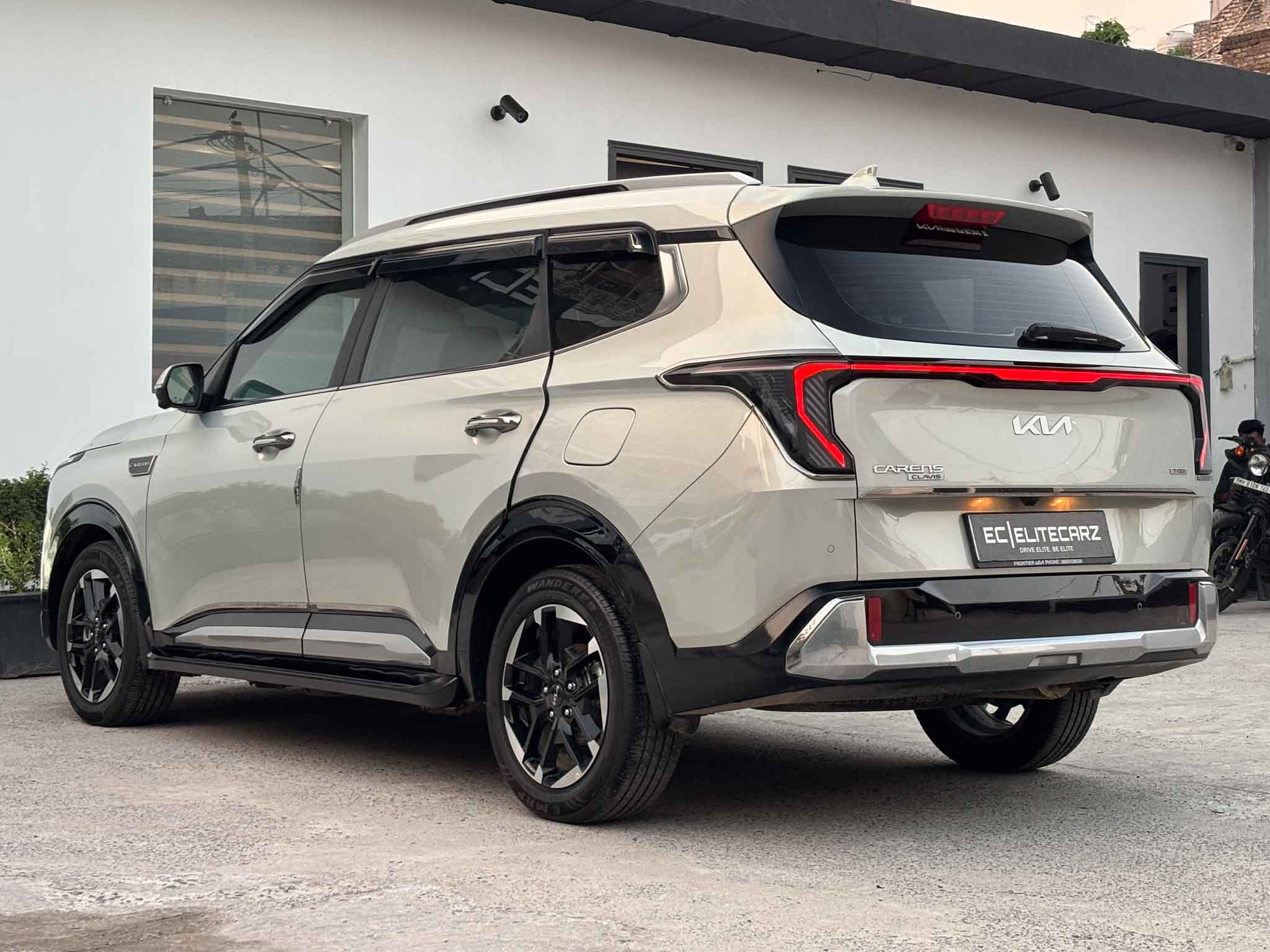 Kia Carens Clavis HTX Plus  7 MT